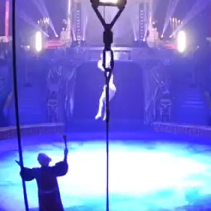 12 métert zuhant egy akrobata a cirkuszban, videón a drámai pillanat