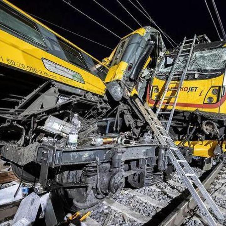 Összeütközött két vonat, eddig több mint húsz sérültről érkezett hír