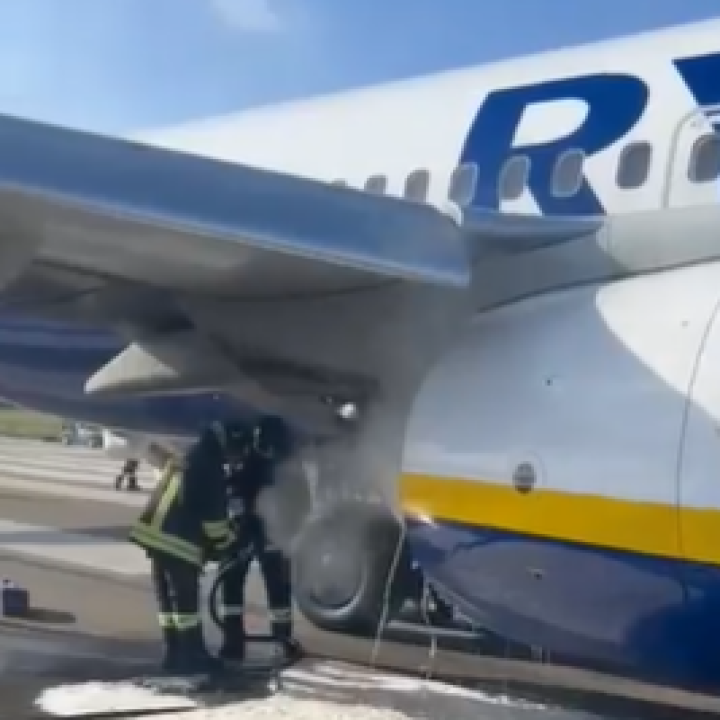 184 utast kellett kimenekíteni a lángoló Ryanair gépből