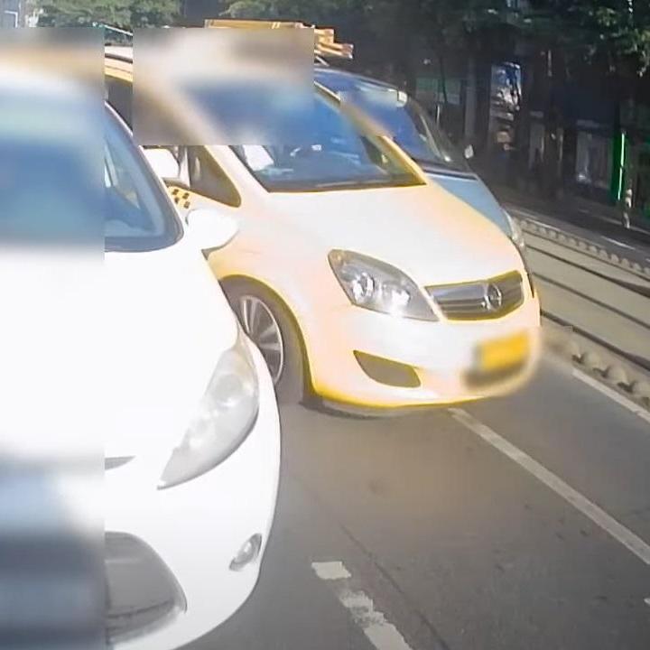 Villamossínre lökött egy autót a kapkodó taxis, csúnya pusztítást végzett - Videó