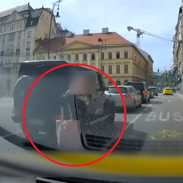 Taxi elé rohant egy nő a József Attila utcában, megrázó balesetet vett fel egy fedélzeti kamera