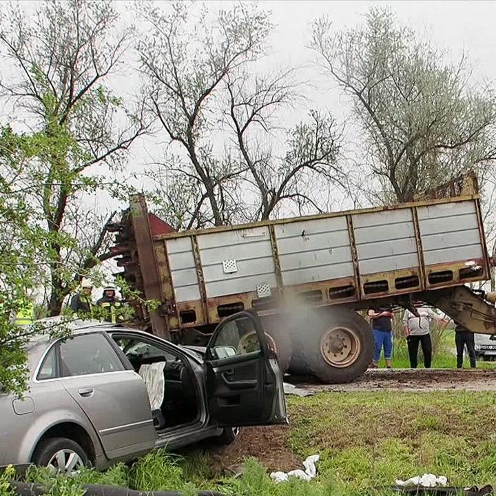 Borzasztó, traktorba csapódott egy autós Kiskunhalasnál