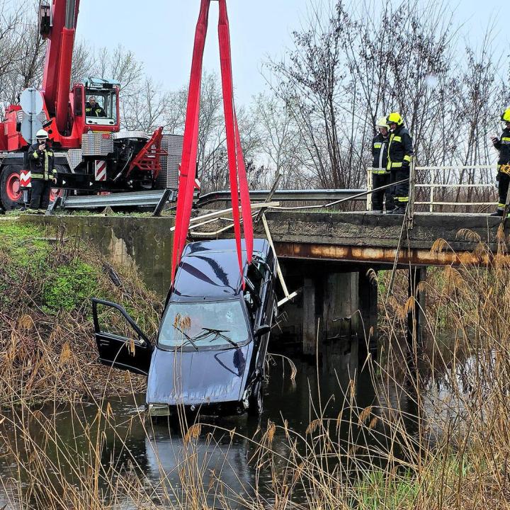 Szörnyű halálos baleset, dunai csatornába zuhant és elmerült egy kocsi Kunadacsnál