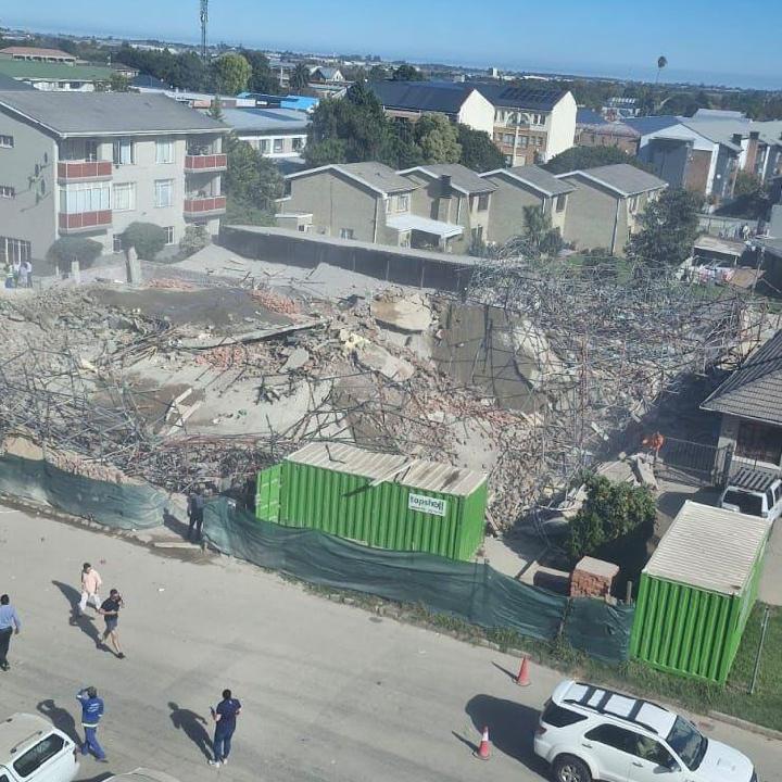 Több építőmunkás a romok alatt rekedt, videón a borzalmas baleset