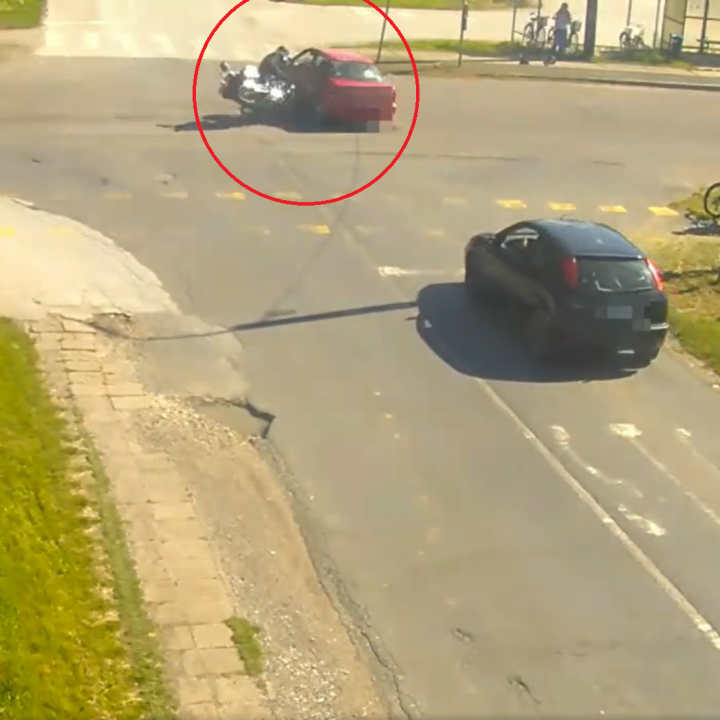 Motoros elé hajtott egy autós Balmazújvárosban, a sofőr otthagyta a földön fekvő sérültet - Videóval