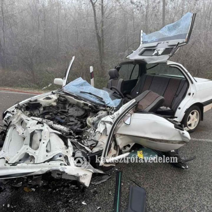 Lesújtó fotók készültek a 31-esen, csaknem megsemmisült egy autó Szentmártonkátánál