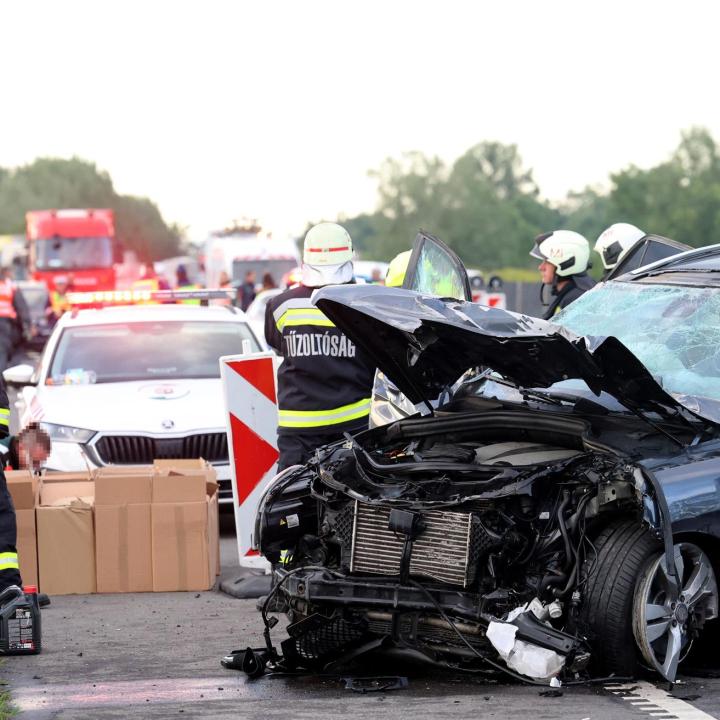 Durva fotók érkeztek az M30-ason történt súlyos balesetről