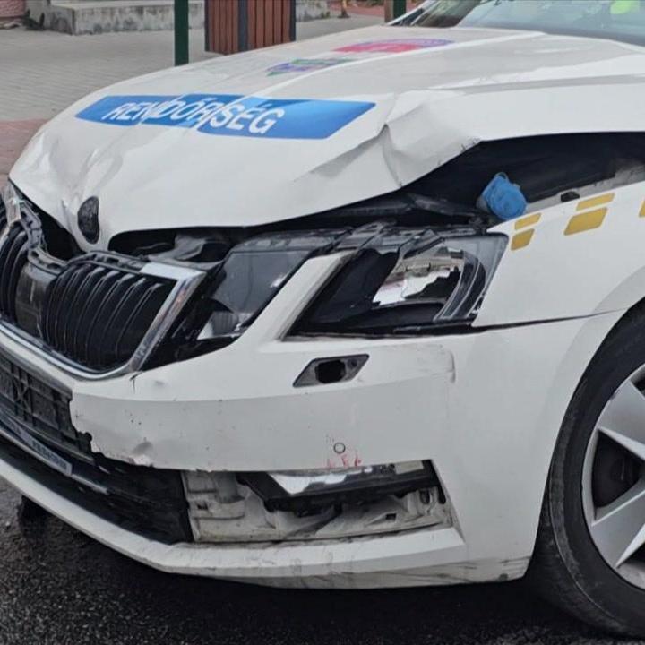 A rendőrök elől menekülve, rendőrautókat zúzott össze, Ceglédig tartott a hajsza