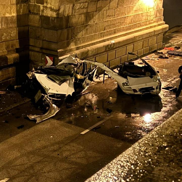 Kettészakadt egy Mercedes a szegedi rakparton, megrázó képek készültek a helyszínen