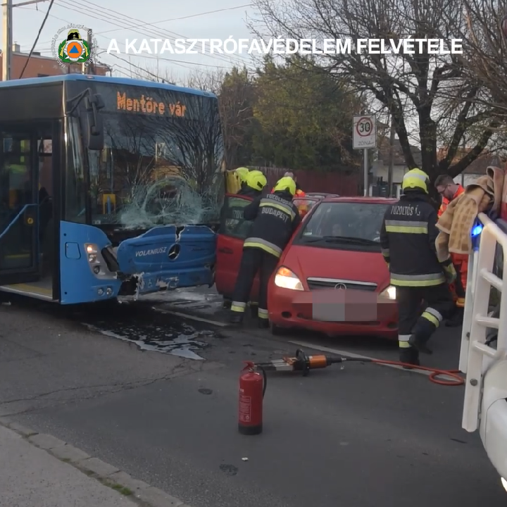 Videó érkezett a reggeli súlyos buszbaleset helyszínéről, a XVIII. kerületbe siettek a mentők, tűzoltók