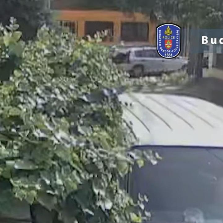 Döbbenetes videó, villamos elé hajtott, majd kiszállt és elszaladt
