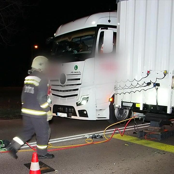 Leakadt pótkocsi tarolt le egy autót Csongrádon