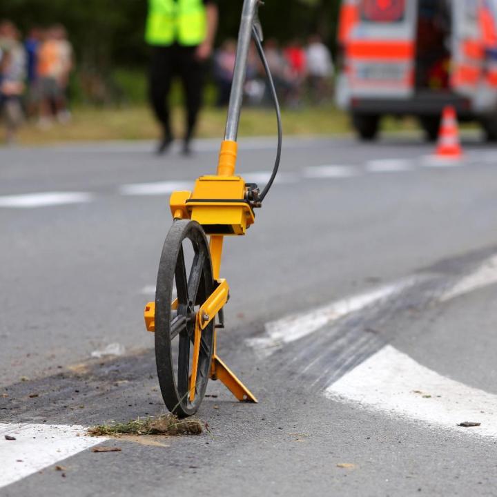 Villanyoszlopnak hajtott egy migránsokkal menekülő furgon, több gyereket is kórházba szállítottak