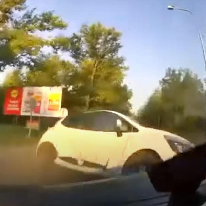 Átszáguldott a STOP-táblán, durva csattanást okozott egy autós Tatabányán - Videó