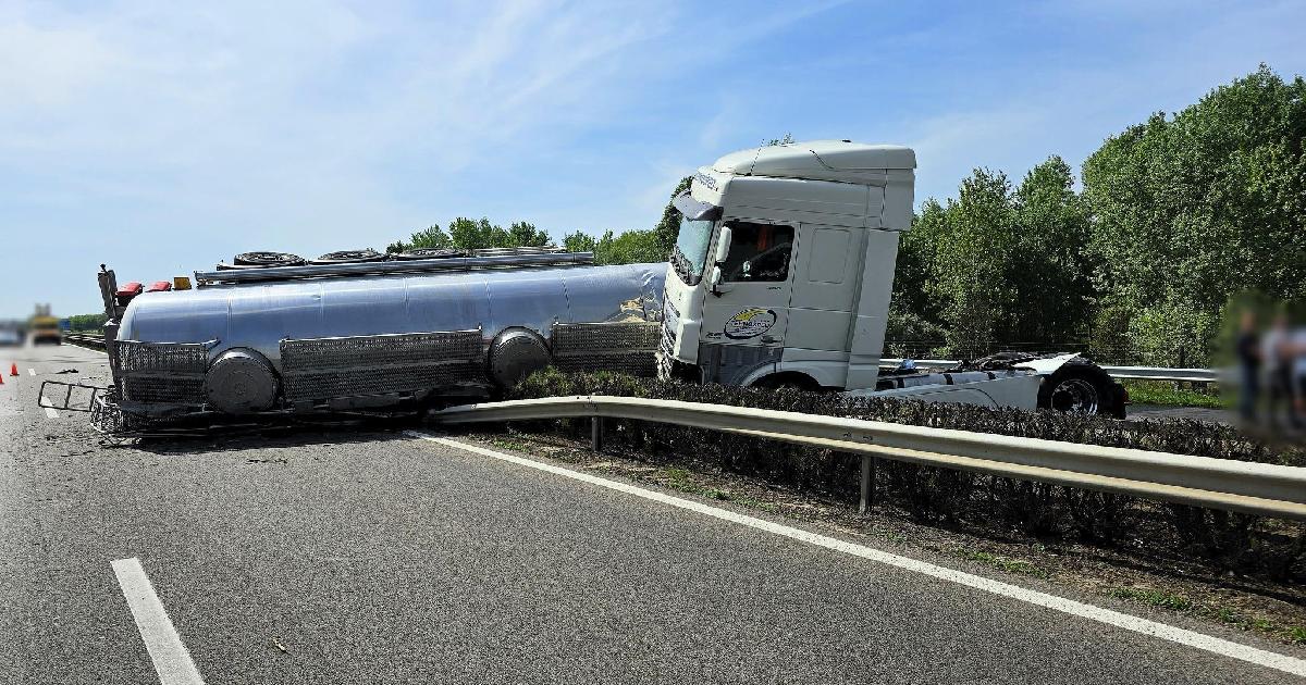 Felborult kamion miatt karambolozott több jármű az M5-ösön, megdöbbentő fotók készültek a helyszínen