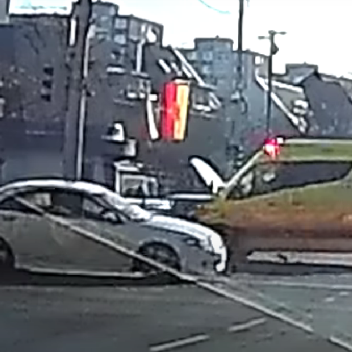 Nem vették észre az érkező mentőautót Újpesten, videón a súlyos baleset