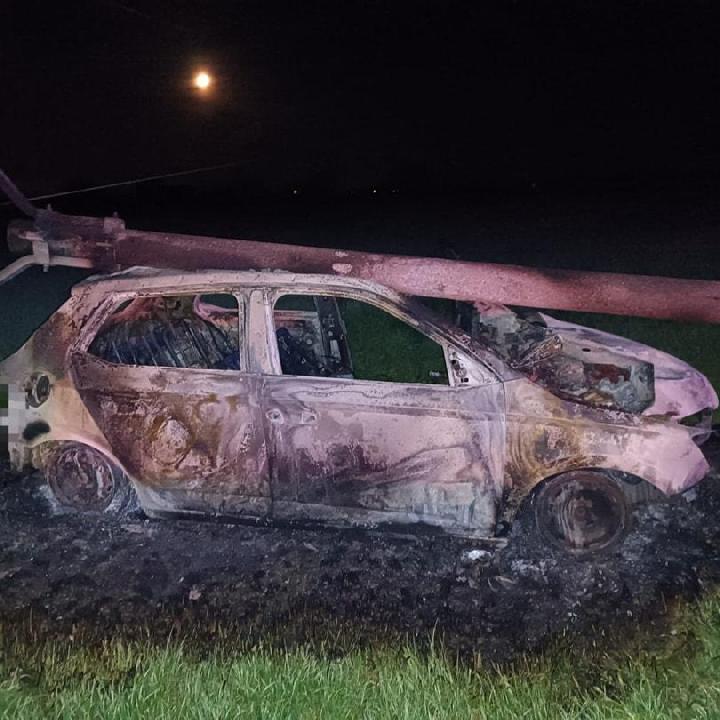 Villanyoszlopnak ütközött, majd bennégett autójában egy sofőr - Fotó