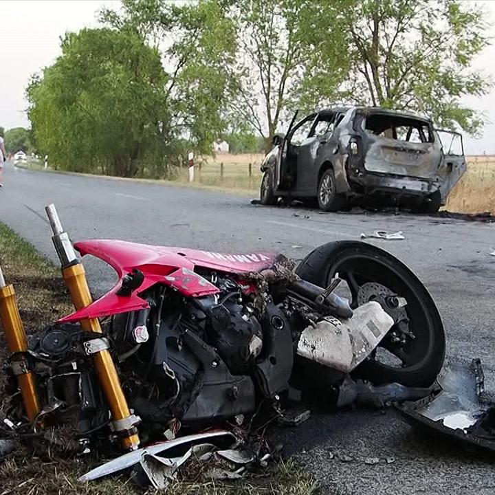 Két motoros is nekicsapódott a kocsinak, ami kigyulladt