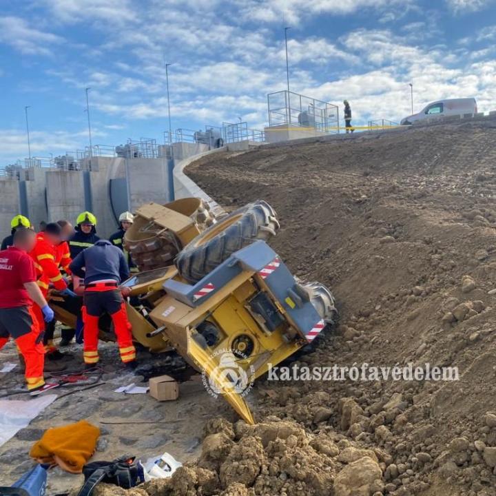 Nagy erőkkel vonultak ki a hatóságok egy építkezésre Milotán, árokba borult egy úthenger - Fotó