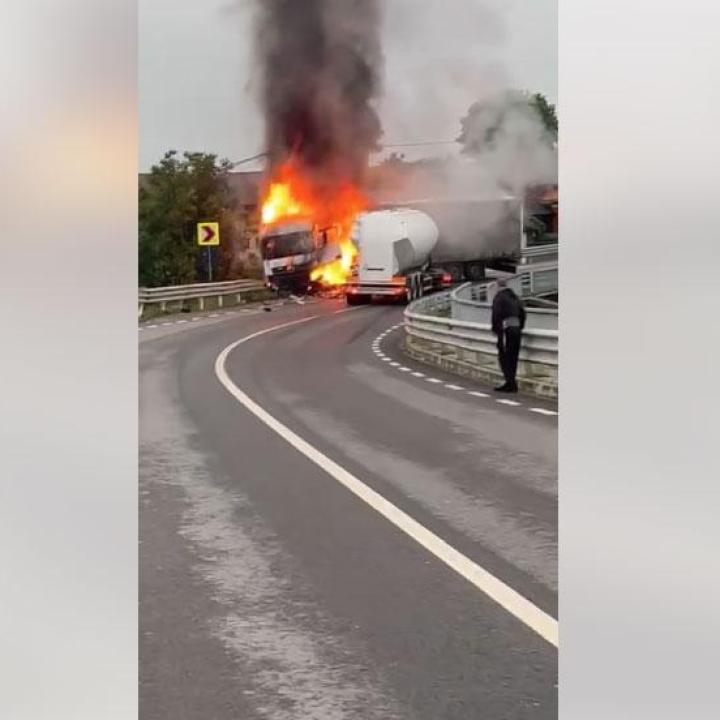Óriási lángokkal égett két kamion Magyarcsékén, videóra vették