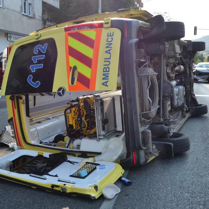 Felborult egy betegek szállító mentőautó a Bocskai úton