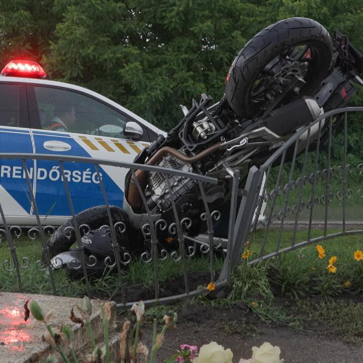Halálos baleset Bujnál: A temető kerítésének, majd sírkőnek csapódott egy nyíregyházi motoros