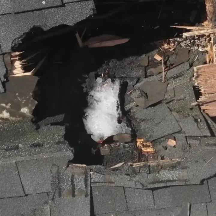 Hatalmas jégtömb zuhant le az égből, szétverte egy családi ház tetejét
