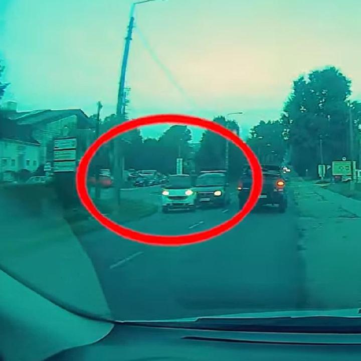 Véletlenül buktattak le egy sofőrt Pilisszentivánon, egy arra járó rendőr mindent látott - Videó