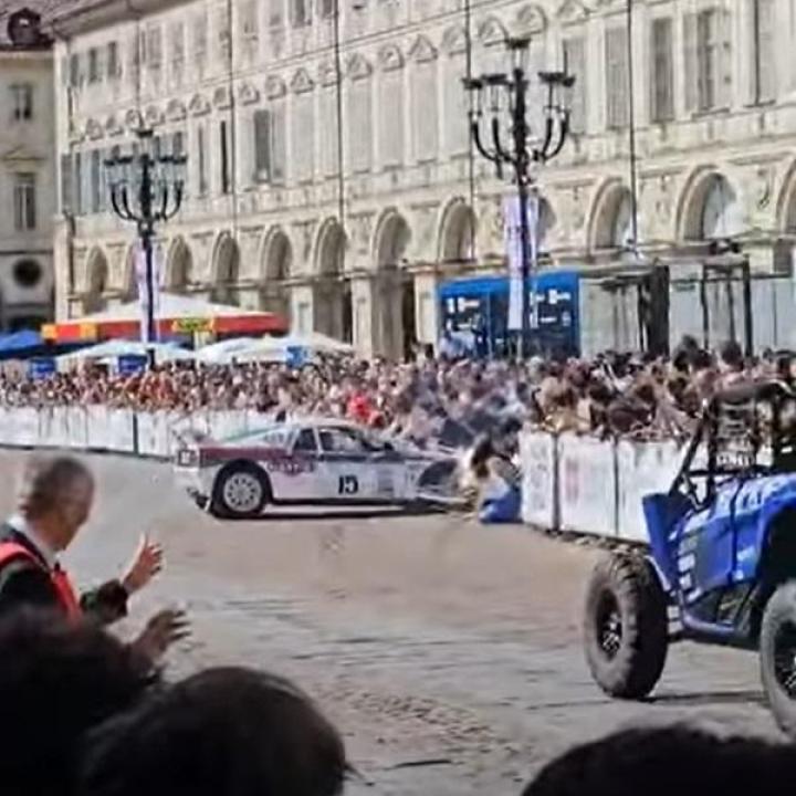 Nézők közé csapódott egy raliautó az utcai parádén, egy tucat ember megsérült - Videó