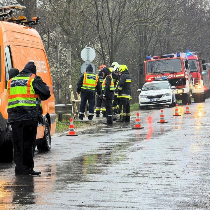 Szörnyű halálos baleset, dunai csatornába zuhant és elmerült egy kocsi Kunadacsnál