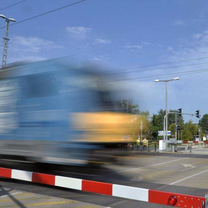 Újabb vonatbaleset, mentők és tűzoltók leptek el egy vasúti átjárót Hevesben