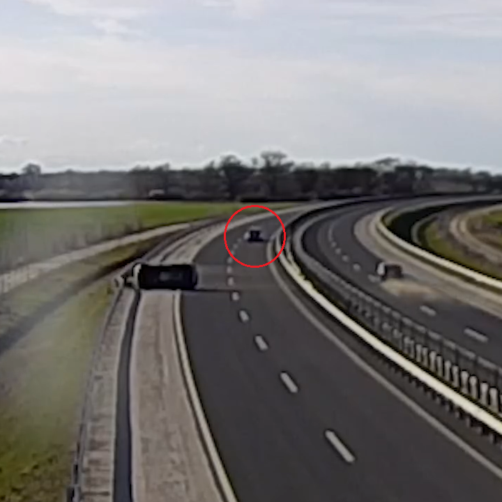 Felborult egy kocsi az M85-ösön, a következő autós kérdés nélkül elhajtott mellette - Videó