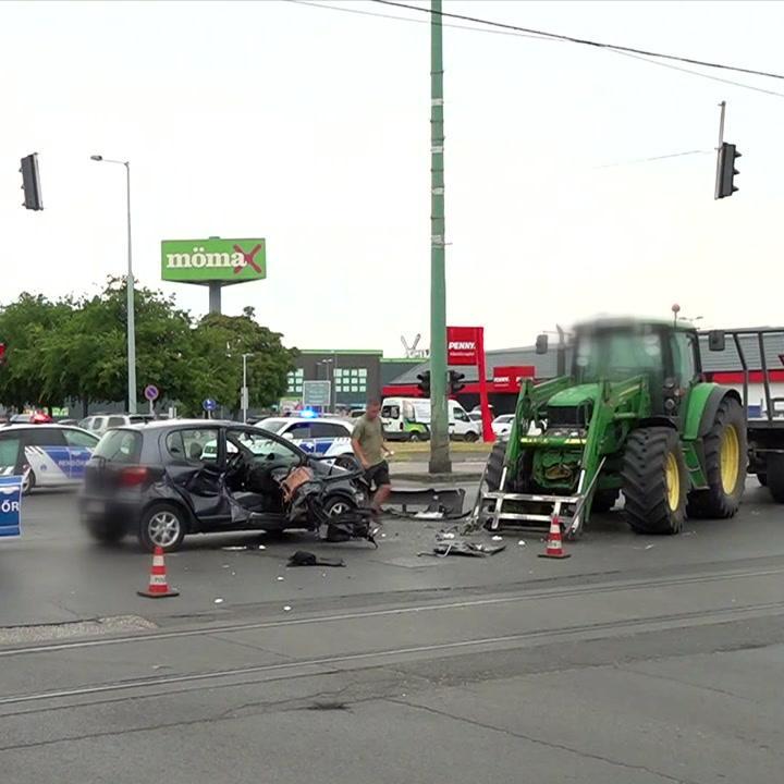 Felakadt egy traktor villás emelőjére egy kocsi Szegeden
