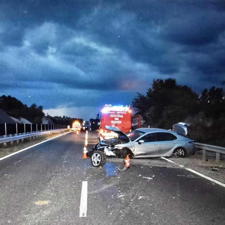 Durva balesetet okozott egy kanapé a 8-as főúton - Fotók