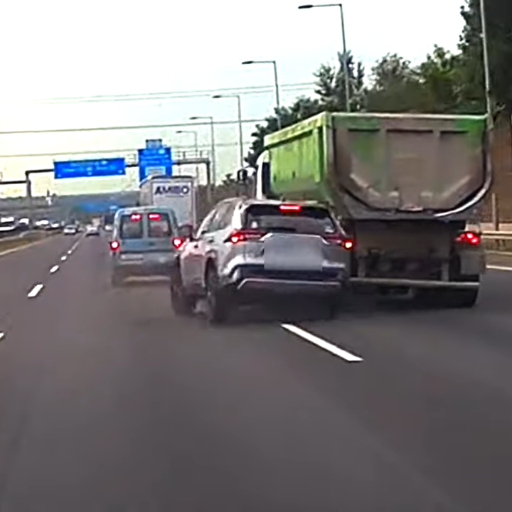 Óriási káosz az M0-áson, dobozos autó és kamion között flipperezett a figyelmetlen sofőr - Videóval