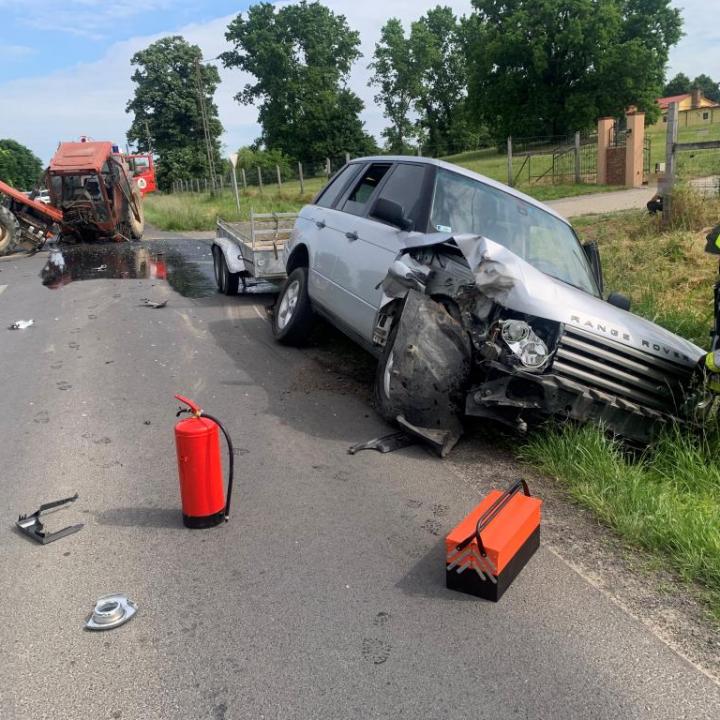 Brutális képek érkeztek a kadarkúti balesetről, kettészakadt a traktor