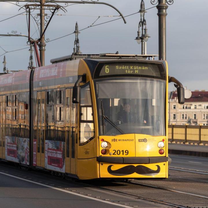 Dráma a Margit hídon, megbénult mindkét irányba a forgalom