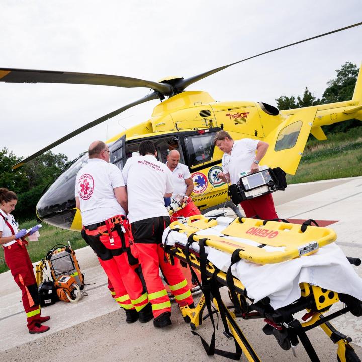 Lezuhant egy siklóernyős Baranyában, mentőhelikopter vitte el