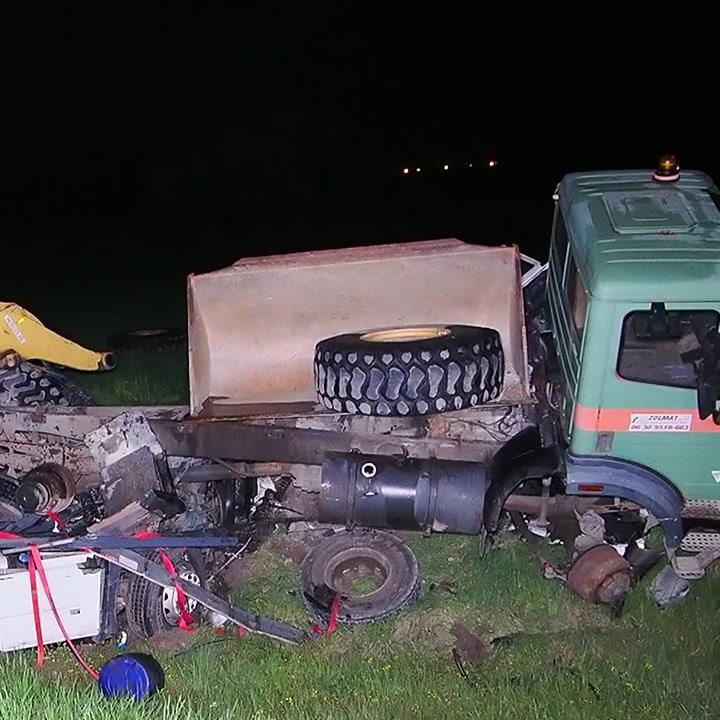 Leszakadt a kamion vezetőfülkéje az M5-ösön, brutális baleset történt