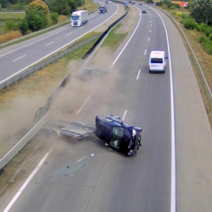 Még nézni is rossz: Kegyetlen borulást vettek fel az M0-son – Videó