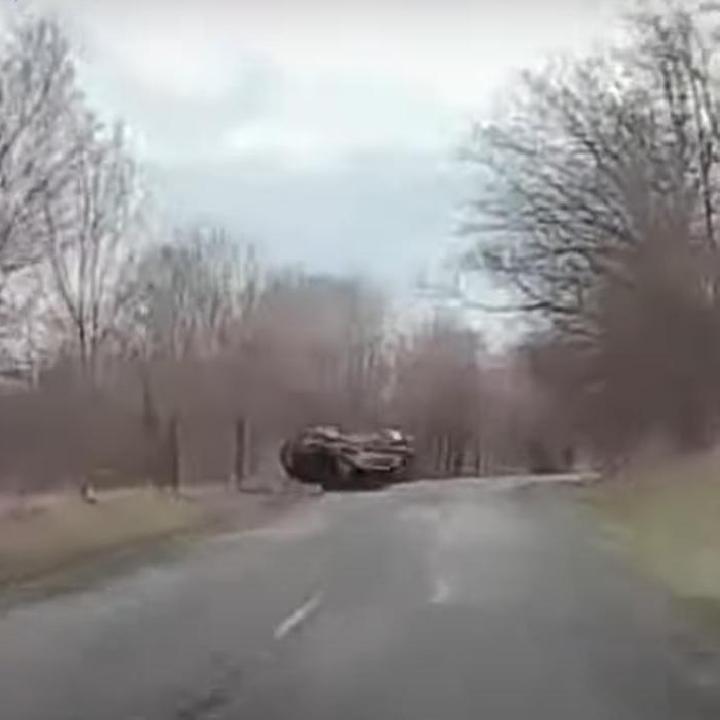 Kamerás autó orra előtt borult fel egy kocsi Szabolcsban, videón a durva baleset