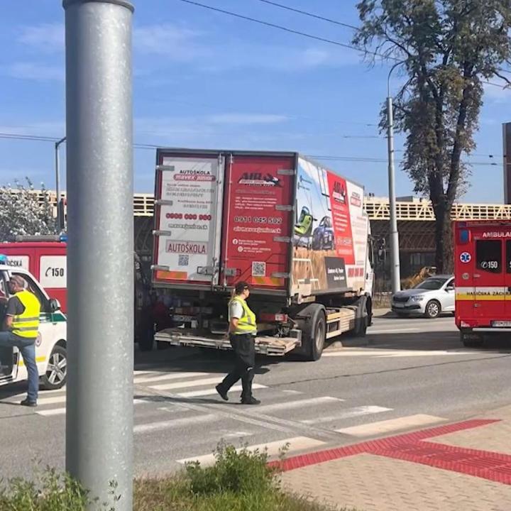 Elájult egy sofőr a forgalmi vizsgán, egy táblának csapódott a teherautó - Videó