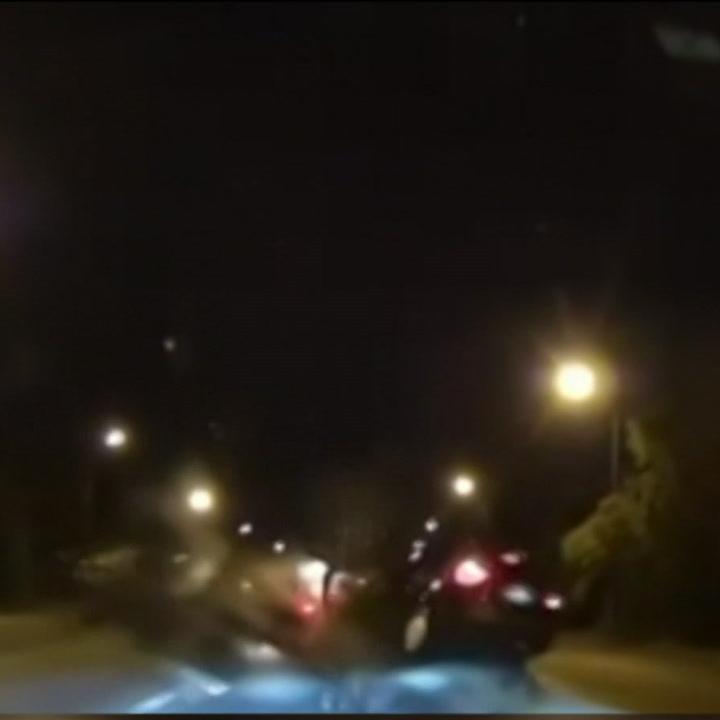 Sokkoló videón, ahogy frontálisan balesetezik két kocsi a gyorsforgalmin