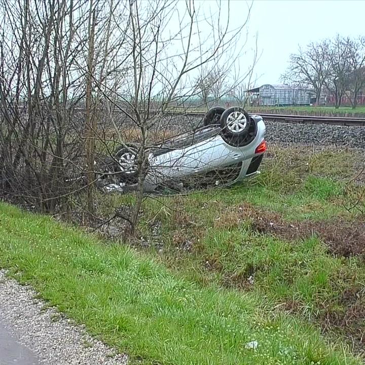 Gyerekekkel a hátsó ülésen borult fel egy kocsi, a hős anya egyből cselekedett