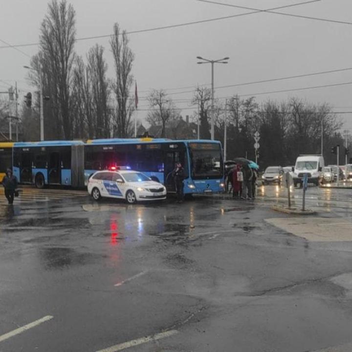 Újra busszal ütközött egy villamos Budapesten, fotók érkeztek a helyszínről