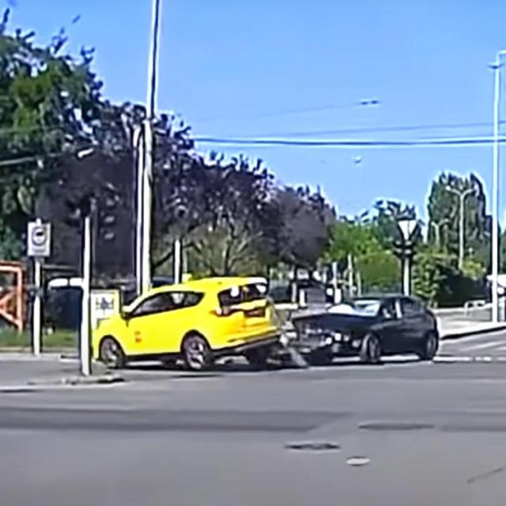 Orosz rulettet játszott egy taxis a Mester utcánál, nagyon csúnya vége lett – Videó