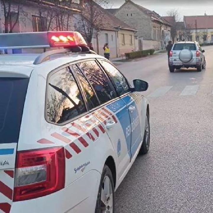 Zebrán ütöttek el két gyereket Jánoshalmán, mentők siettek a helyszínre