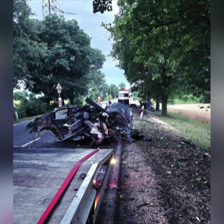 Szinte kettészakadt egy autó a 26-os főúton