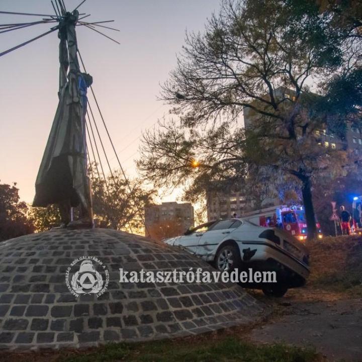 Műemlékre zuhant egy autó Budapesten, fotókon a különös baleset