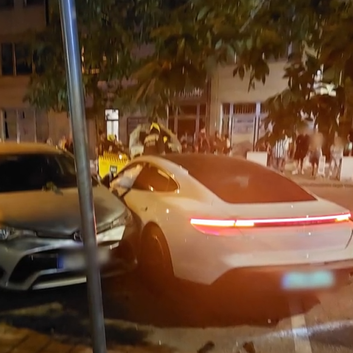 Totálkárosra törte a kocsikat egy Porsche a Gogol utcánál, ismert személy vezethette az autót